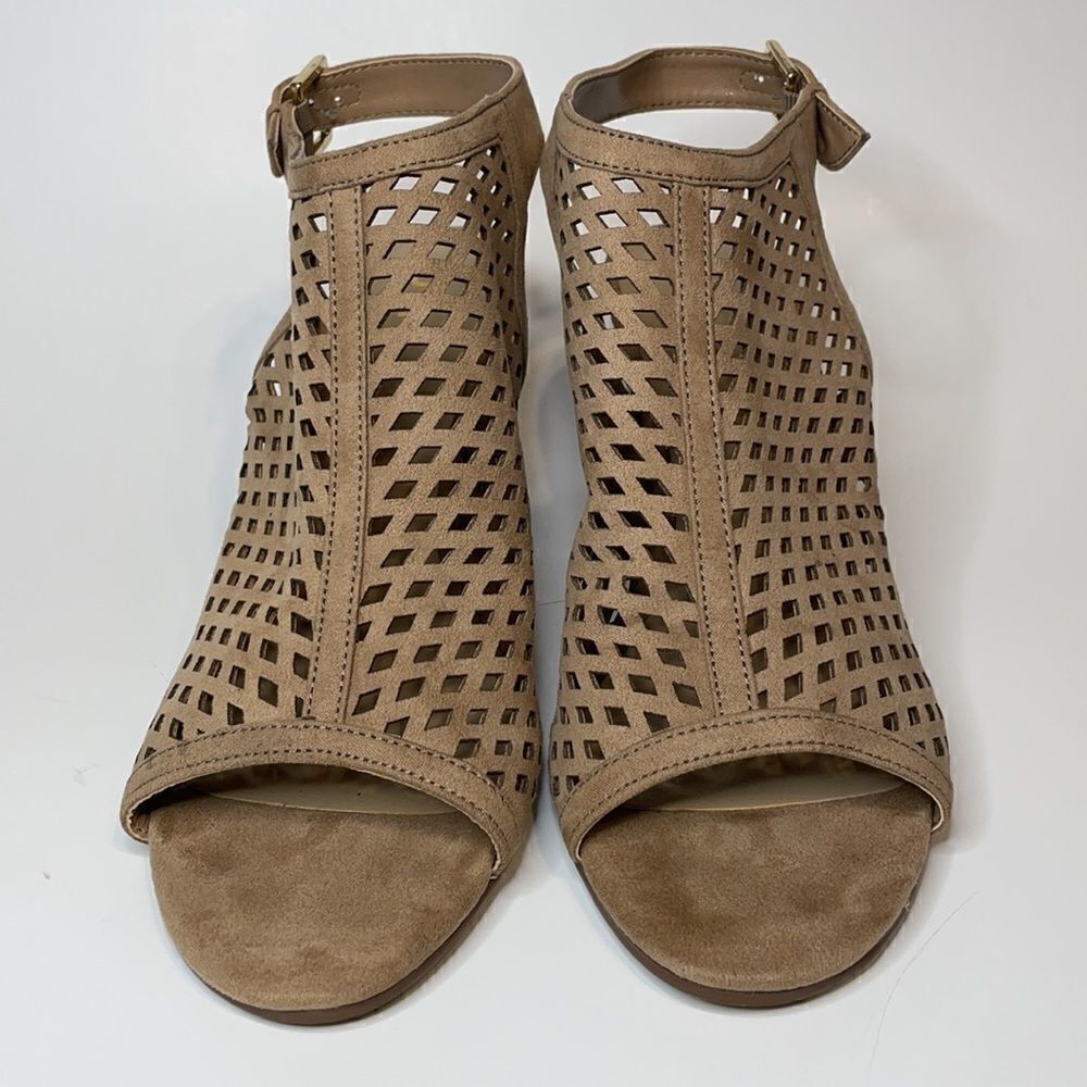 Unisa Laser Cut Block Heel Sandals 11M Tan Excellent Perforated Ankle Strap - Picture 3 of 7